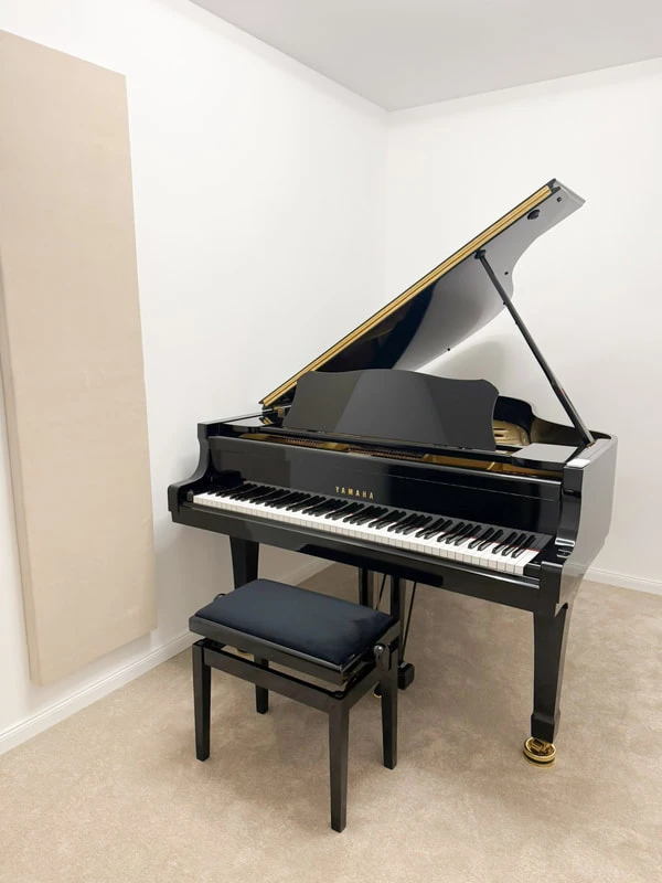 Yamaha-C3-Flügel im Proberaum des KlavierLoft in Wien