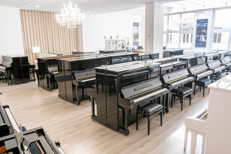 Klaviere und Flügel im hellen KlavierLoft Showroom zum direkten Vergleich
