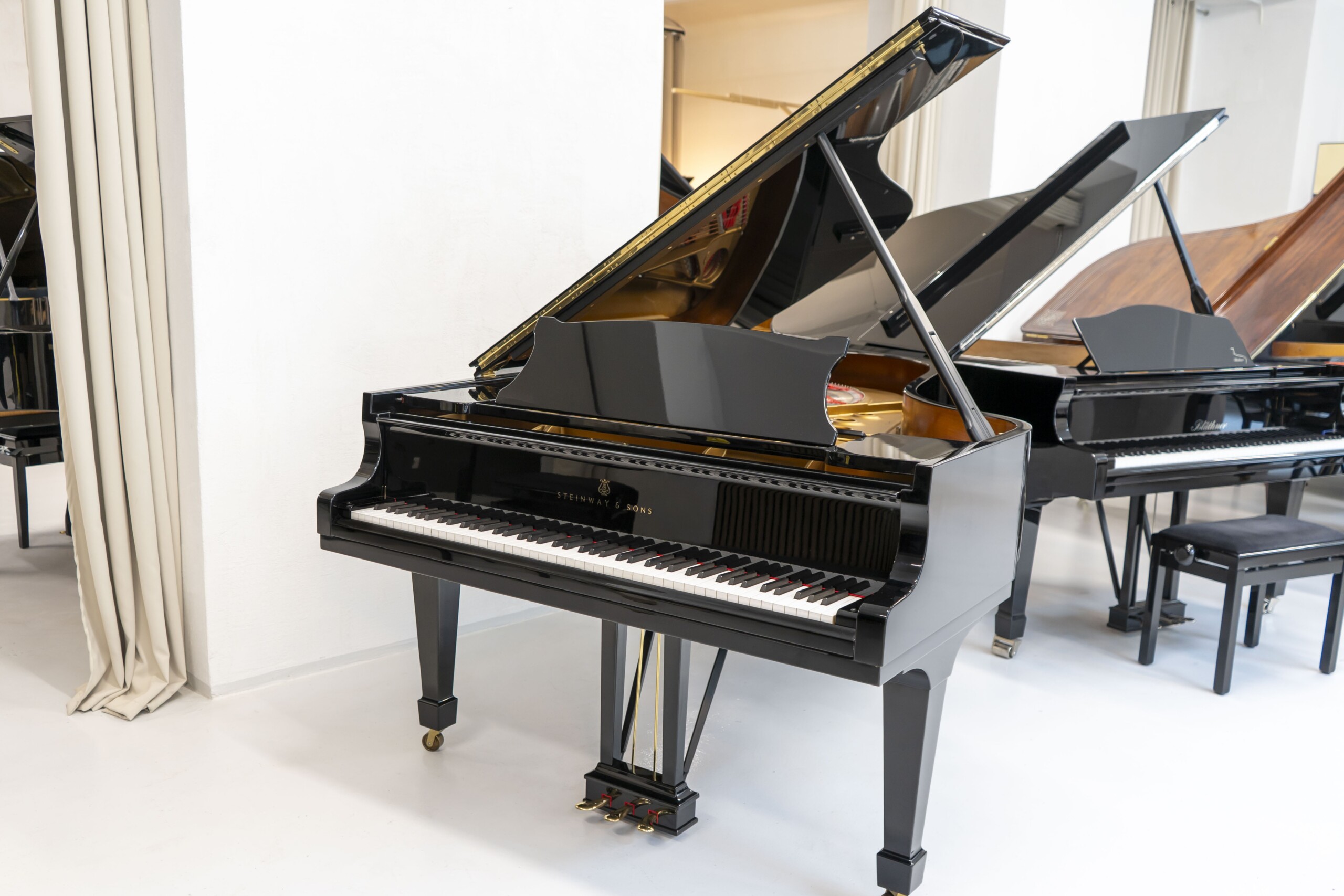 Steinway & Sons - Modell B-211