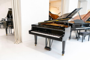 Steinway & Sons - Modell B-211