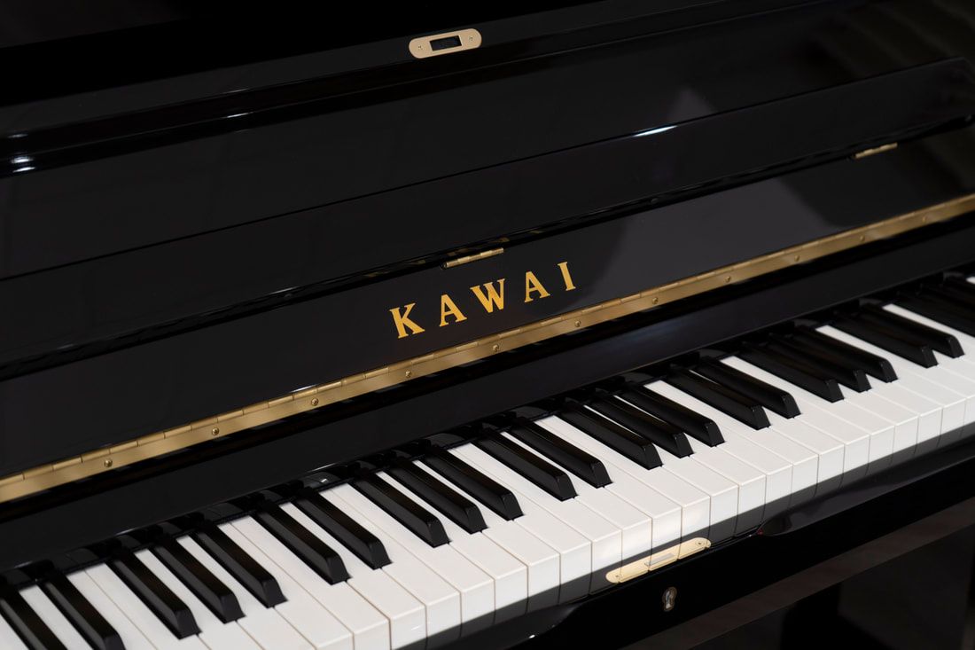 Tastatur und Kawai-Schriftzug des gebrauchten K-500 AnyTimeX in Schwarz