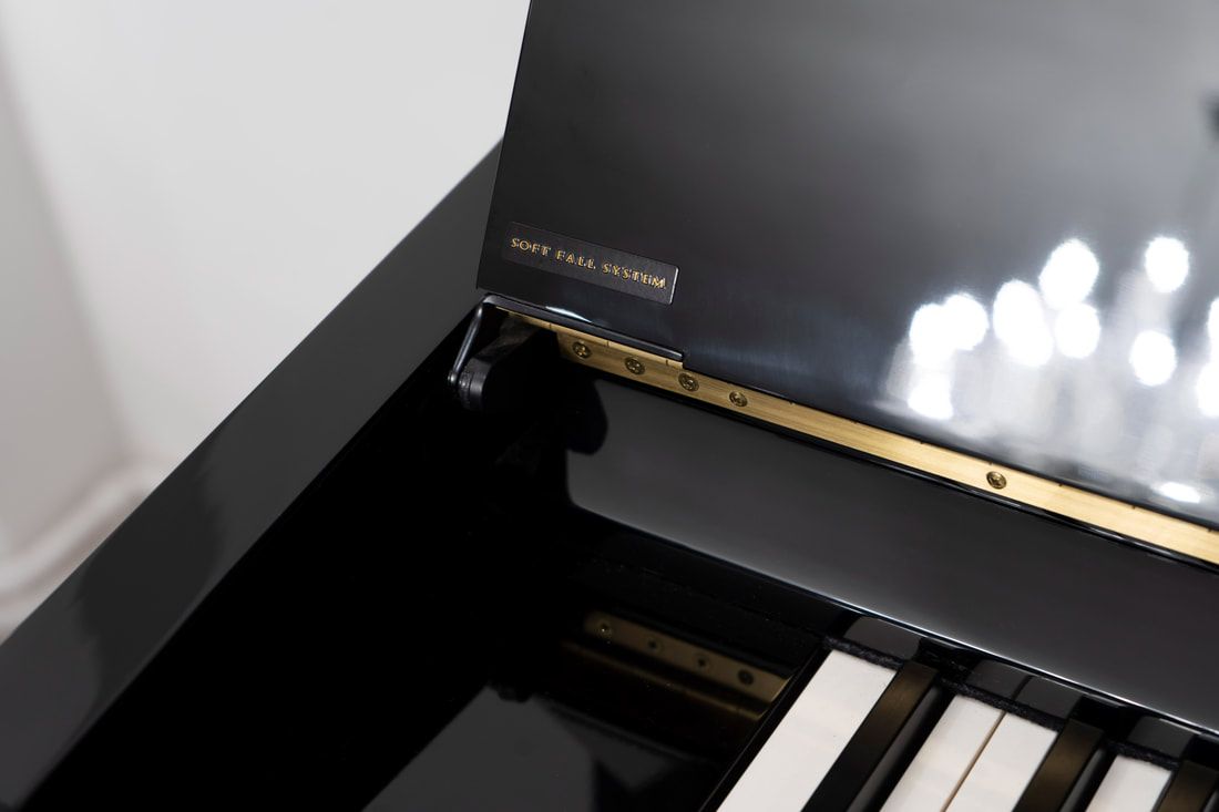 Detail der schwarz polierten Oberfläche und Beschläge am Kawai K-500