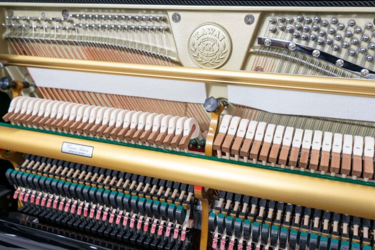 Blick auf Mechanik, Hämmer und Saiten des Kawai K-500 AnyTimeX