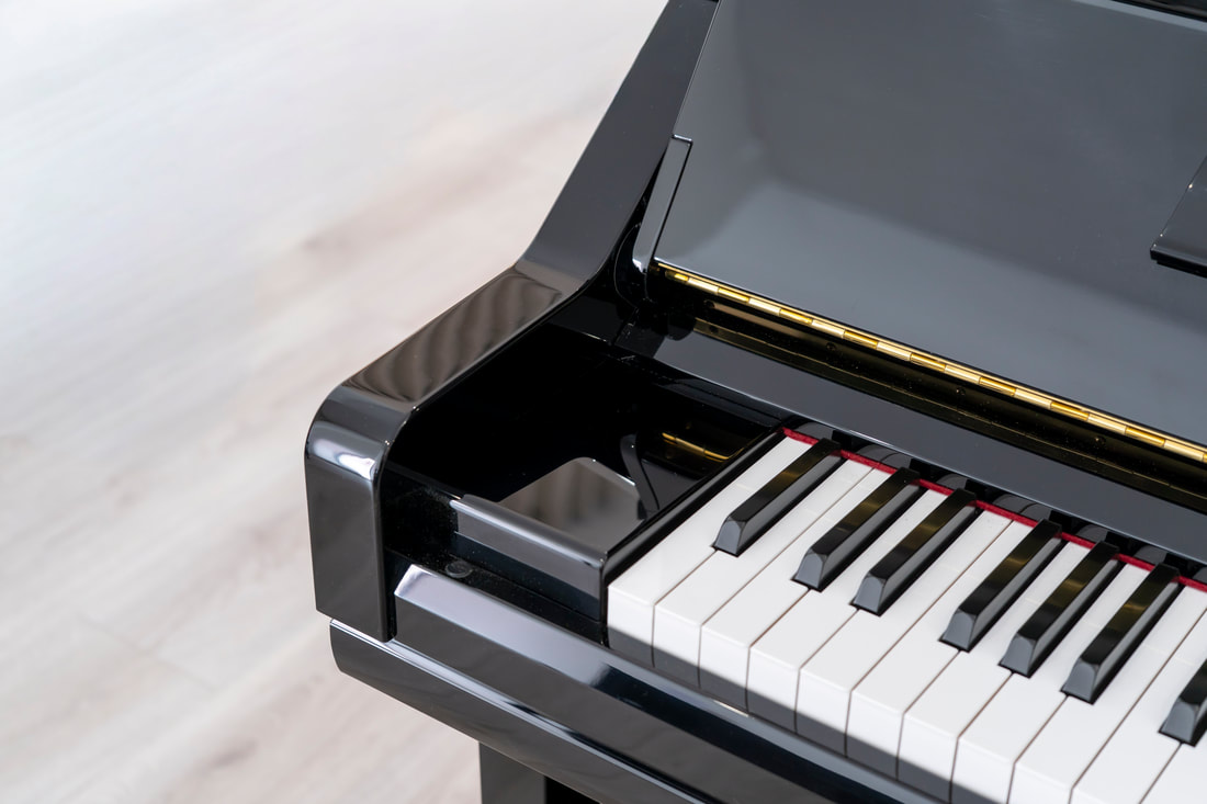 Yamaha YU33 in Schwarz poliert – Detailansicht von Tastatur und Gehäuse