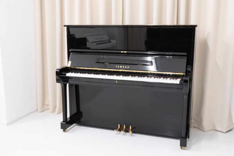 Schwarzes Yamaha U2 Klavier im KlavierLoft – Symbolbild zum Mietkauf